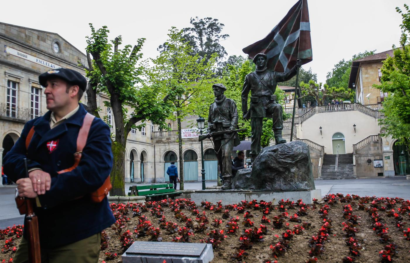 Fotos: Gernika recuerda a los gudaris de la Guerra Civil con una escultura
