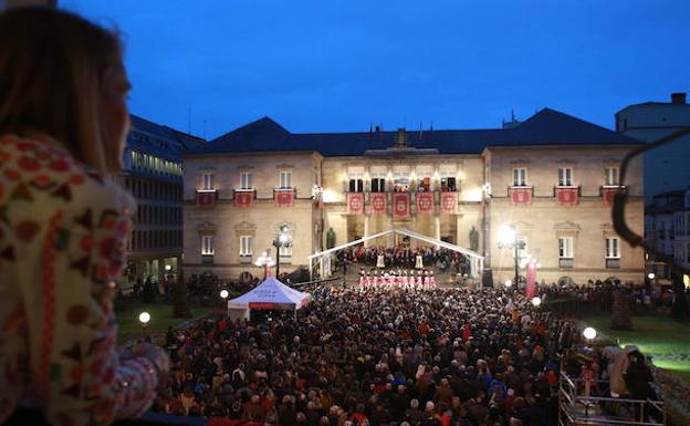 Cientos de personas se congregaron en la plaza de la Provincia para acudir a la llamada a la fiesta de San Prudencio. 