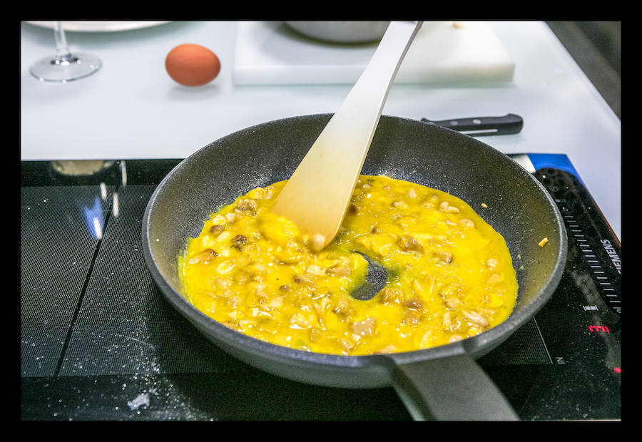 Los políticos compiten para demostrar quién es el mejor cocinando un revuelto de perretxikos.