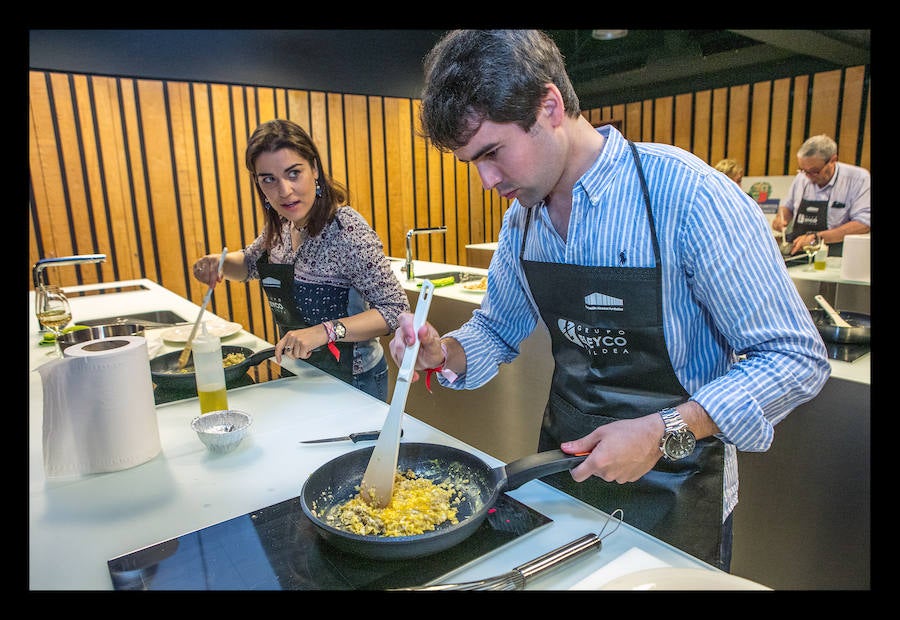 Los políticos compiten para demostrar quién es el mejor cocinando un revuelto de perretxikos.