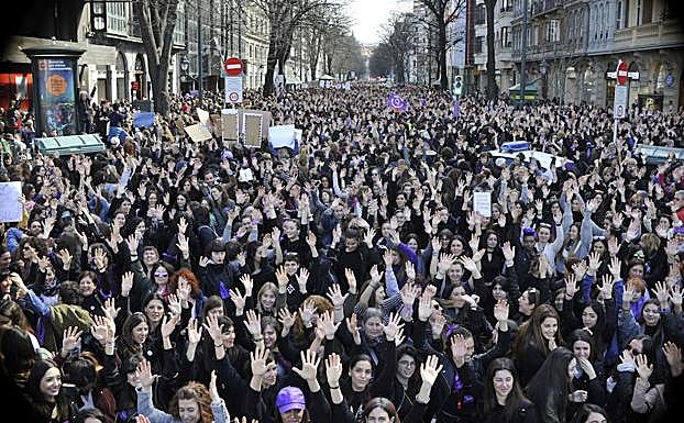 Miles de mujeres tomaron parte en la marcha del Día de la Mujer en Bilbao.