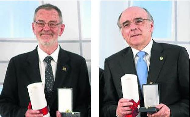 Iñaki Dorronsoro, de Eusko Ikaskuntza, y Andrés Urrutia, de Euskaltzaindia, recogieron la medalla de Álava. 