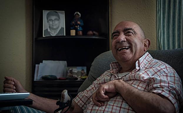 Iñaki, con la foto de su hijo en una balda.