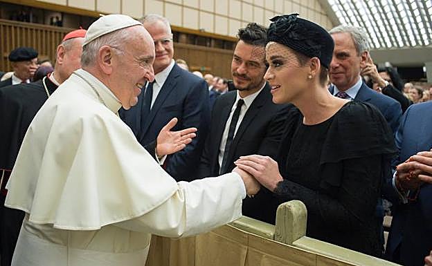 El Papa estrecha la mano de Katy Perry en presencia de Orlando Bloom.