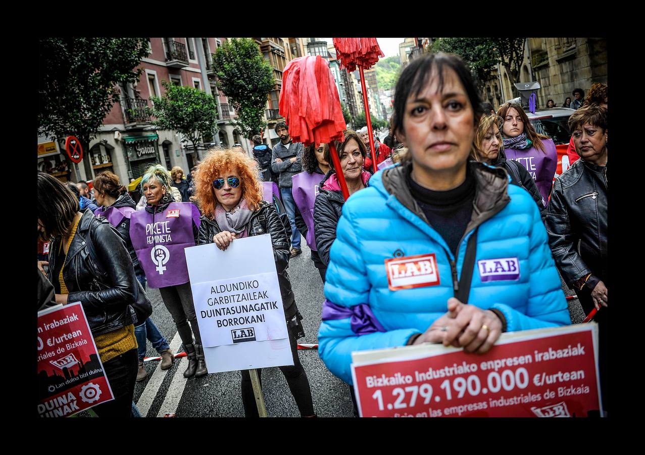 Miles de personas participan en las diferentes manifestaciones organizadas por los sindicatos UGT, CC OO, ELA y Lab en las tres capitales vascas.