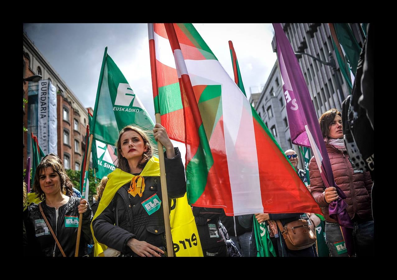 Miles de personas participan en las diferentes manifestaciones organizadas por los sindicatos UGT, CC OO, ELA y Lab en las tres capitales vascas.