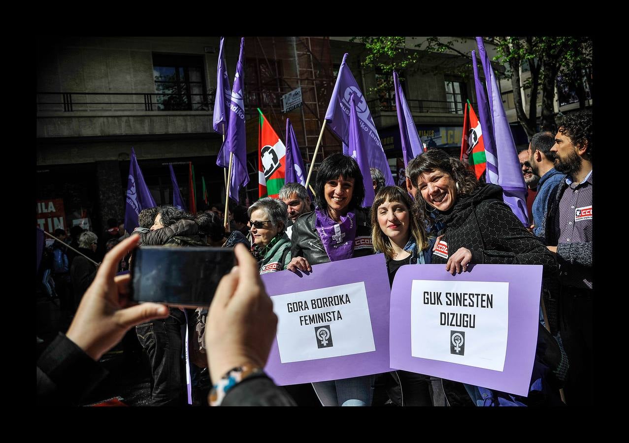 Miles de personas participan en las diferentes manifestaciones organizadas por los sindicatos UGT, CC OO, ELA y Lab en las tres capitales vascas.