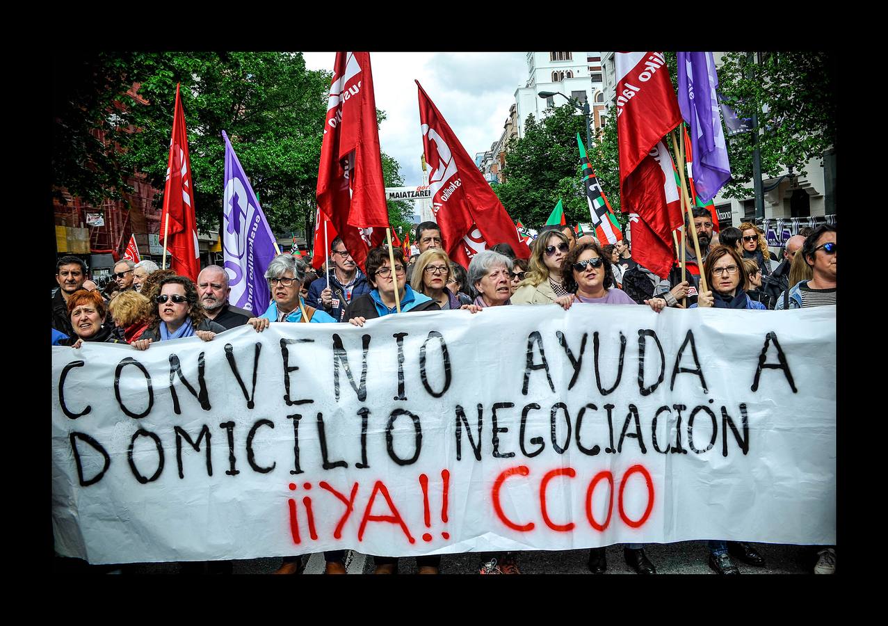 Miles de personas participan en las diferentes manifestaciones organizadas por los sindicatos UGT, CC OO, ELA y Lab en las tres capitales vascas.