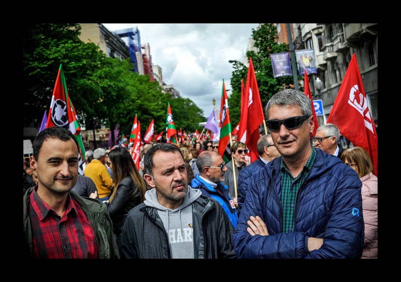 Miles de personas participan en las diferentes manifestaciones organizadas por los sindicatos UGT, CC OO, ELA y Lab en las tres capitales vascas.