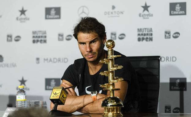 Rafa Nadal, con el trofeo conquistado el pasado año. 