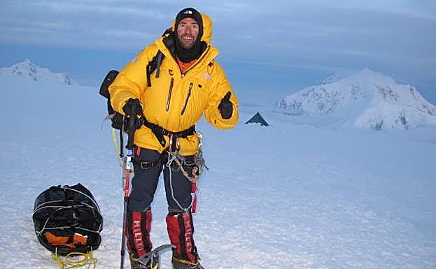 Juan García trabaja en el Centro Nacional de Biotecnología. Aquí pisa la nieve del pico McKinley (Alaska), el más alto de América del Norte./