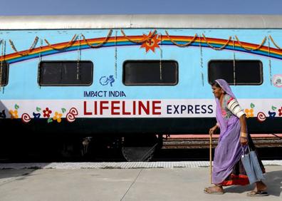 Imagen secundaria 1 - Cuatro pacientes se cubren un ojo con una gasa después de ser intervenidas de cataratas en el tren hospital.. A continuación, imagen del Lifeline Express, que empezó a rodar en julio de 1991. En su primer viaje llevaba tres vagones. Ahora tiene siete después de que, en diciembre de 2016, recibiera un nuevo obsequio de Indian Railways. Finalmente, los enfermos aguardan a ser atendidos en la sala de espera.