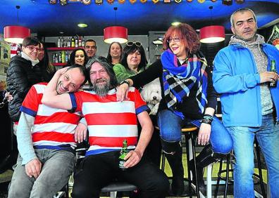 Imagen secundaria 1 - Molly Malone. El bar de Estraunza presume de nueve cervezas de cañero y otras 56 en botellín. Abajo a la izquierda, Obalisko. Marisol Rivero (sentada), posa junta a aficionados del Universitario en su bar de Rekalde. Abajo a la derecha, residence. Manu Iturregui regenta uno de los bares 'rugbiers' más icónicos de Bilbao. 