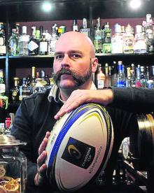 Imagen secundaria 2 - Molly Malone. El bar de Estraunza presume de nueve cervezas de cañero y otras 56 en botellín. Abajo a la izquierda, Obalisko. Marisol Rivero (sentada), posa junta a aficionados del Universitario en su bar de Rekalde. Abajo a la derecha, residence. Manu Iturregui regenta uno de los bares 'rugbiers' más icónicos de Bilbao. 