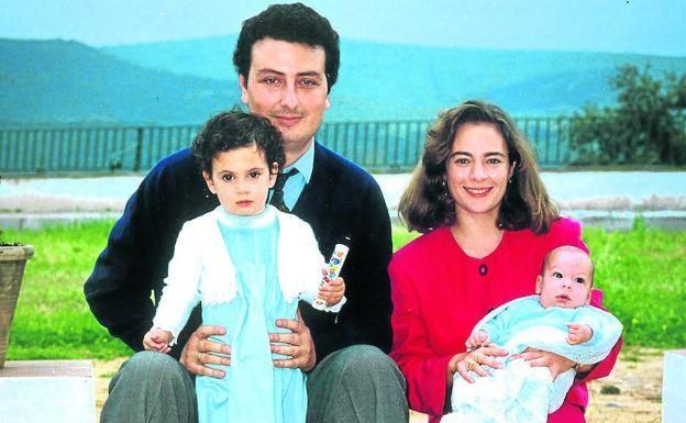 El matrimonio Jiménez Becerril en una foto del album familiar con dos de sus tres hijos.