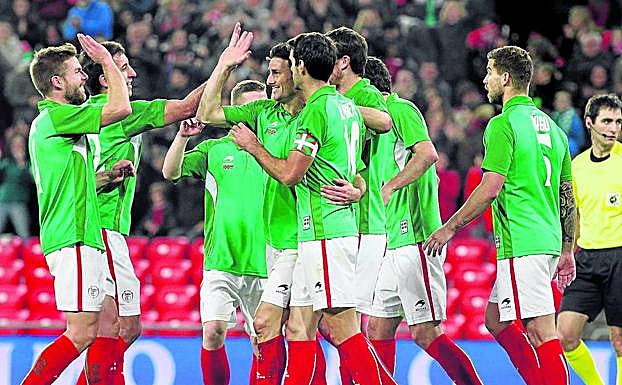 Illarramendi y Oyarzabal felicitan a Aduriz por un gol ante Túnez.