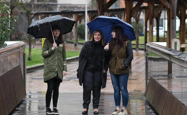 La viuda y las hijas de Isaías Carrasco.