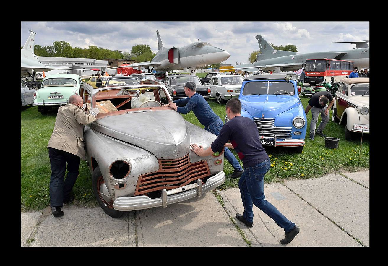 El OldCarLand es el festival más grande de coches clásicos y antiguos que se celebra en Ucrania. Este año, además de automóviles de todo tipo fabricados en la Unión Soviética entre los años 30 y 70, quienes visiten el Museo Estatal de Aire, en Kiev, encontrarán camiones, motocicletas, autobuses, carros de combate e incluso aviones y helicópteros del ejército ucraniano. Los vehículos más antiguos tienen alrededor de 90 años y muchos de ellos son piezas únicas. También se mostrarán los automóviles que Estados Unidos proporcionó al ejército de este país en la década de 1990.