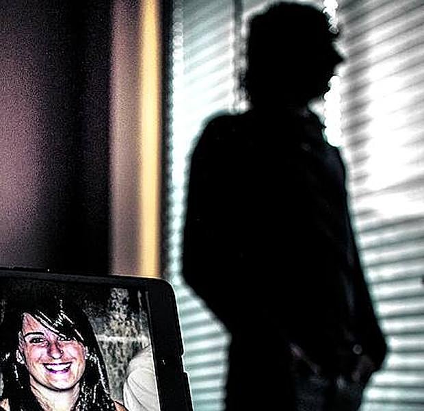 El hermano de Leyre, con una foto suya en primer plano.