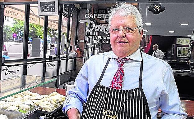 Manolo posa en la barra.