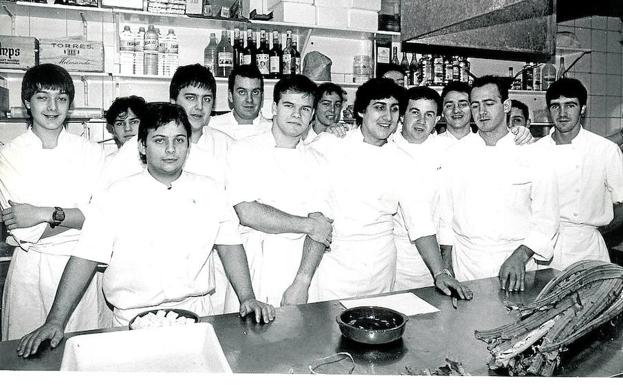 Imagen principal - Arriba, los cocineros de Martín en el Bodegón Alejandro: Loren Herrero, Philippe Morello, Gorka, Ignacio... Abajo a la izquierda, el equipo de MB (con sus lugartenientes David Beltrán, Joseba Lezama e Iñaki Arregui) acompañado de su esposa Oneka y de su hija Ane, del maître Jose Borrella y de los sumilleres Joan Casajuana y Valentina Litman, entre otros muchos trabajadores y stagiers. Abajo a la derecha, un jovencísimo Martín Berasategui posa con vainas y zanahorias recién recogidas de la huerta pegada al caserío. Su suegro Jose Arregui y Pablo, su hermano, eran los encargados del huerto. También de arranchar a toda prisa el restaurante para los clientes de la carta gastronómica después de haber atendido hasta seis bodas en un fin de semana. 