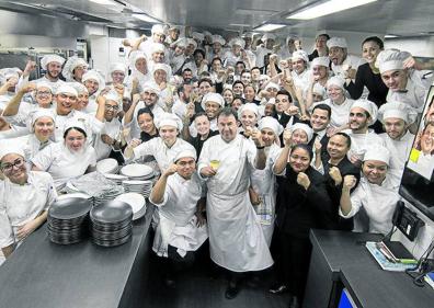 Imagen secundaria 1 - Arriba, los cocineros de Martín en el Bodegón Alejandro: Loren Herrero, Philippe Morello, Gorka, Ignacio... Abajo a la izquierda, el equipo de MB (con sus lugartenientes David Beltrán, Joseba Lezama e Iñaki Arregui) acompañado de su esposa Oneka y de su hija Ane, del maître Jose Borrella y de los sumilleres Joan Casajuana y Valentina Litman, entre otros muchos trabajadores y stagiers. Abajo a la derecha, un jovencísimo Martín Berasategui posa con vainas y zanahorias recién recogidas de la huerta pegada al caserío. Su suegro Jose Arregui y Pablo, su hermano, eran los encargados del huerto. También de arranchar a toda prisa el restaurante para los clientes de la carta gastronómica después de haber atendido hasta seis bodas en un fin de semana. 