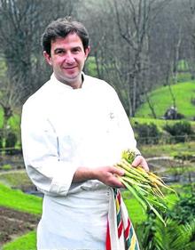 Imagen secundaria 2 - Arriba, los cocineros de Martín en el Bodegón Alejandro: Loren Herrero, Philippe Morello, Gorka, Ignacio... Abajo a la izquierda, el equipo de MB (con sus lugartenientes David Beltrán, Joseba Lezama e Iñaki Arregui) acompañado de su esposa Oneka y de su hija Ane, del maître Jose Borrella y de los sumilleres Joan Casajuana y Valentina Litman, entre otros muchos trabajadores y stagiers. Abajo a la derecha, un jovencísimo Martín Berasategui posa con vainas y zanahorias recién recogidas de la huerta pegada al caserío. Su suegro Jose Arregui y Pablo, su hermano, eran los encargados del huerto. También de arranchar a toda prisa el restaurante para los clientes de la carta gastronómica después de haber atendido hasta seis bodas en un fin de semana. 