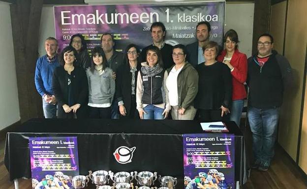 Ciclistas y representantes institucionales, ayer en la presentación de la carrera. 