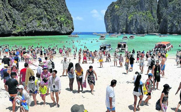 La foto está tomada en Maya Bay Beach el 9 de abril, días antes de que las autoridades tailandesas decidieran que, a partir de junio, la playa se cerrará al público hasta nuevo aviso.