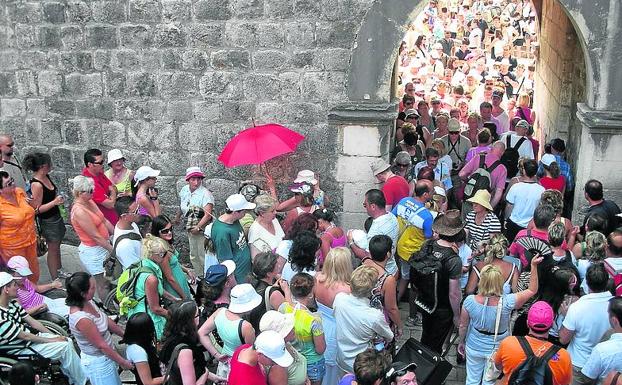 Los turistas guardan fila para recorrer Dubrovnik.