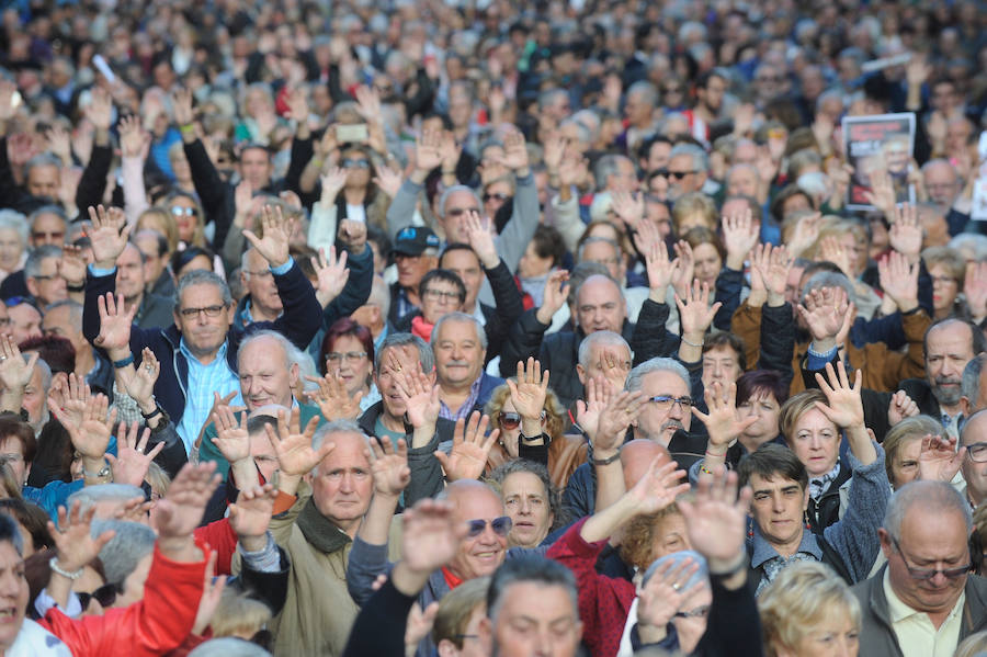 La marcha de protesta se produce pese al pacto PP-PNV para elevar las prestaciones este año y el próximo en base al IPC