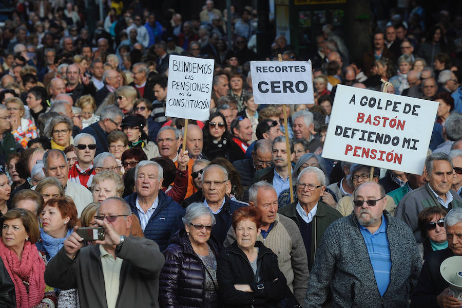 La marcha de protesta se produce pese al pacto PP-PNV para elevar las prestaciones este año y el próximo en base al IPC