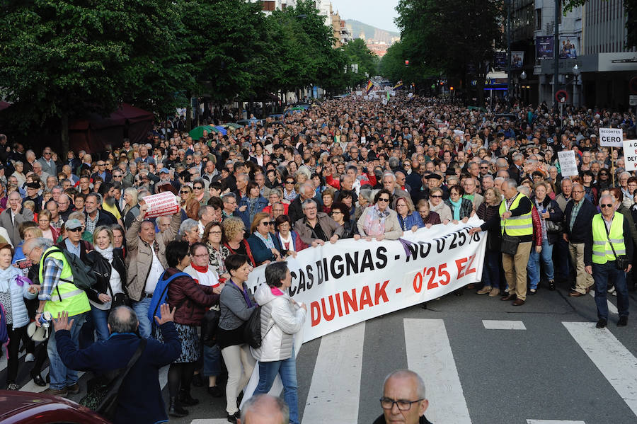 La marcha de protesta se produce pese al pacto PP-PNV para elevar las prestaciones este año y el próximo en base al IPC