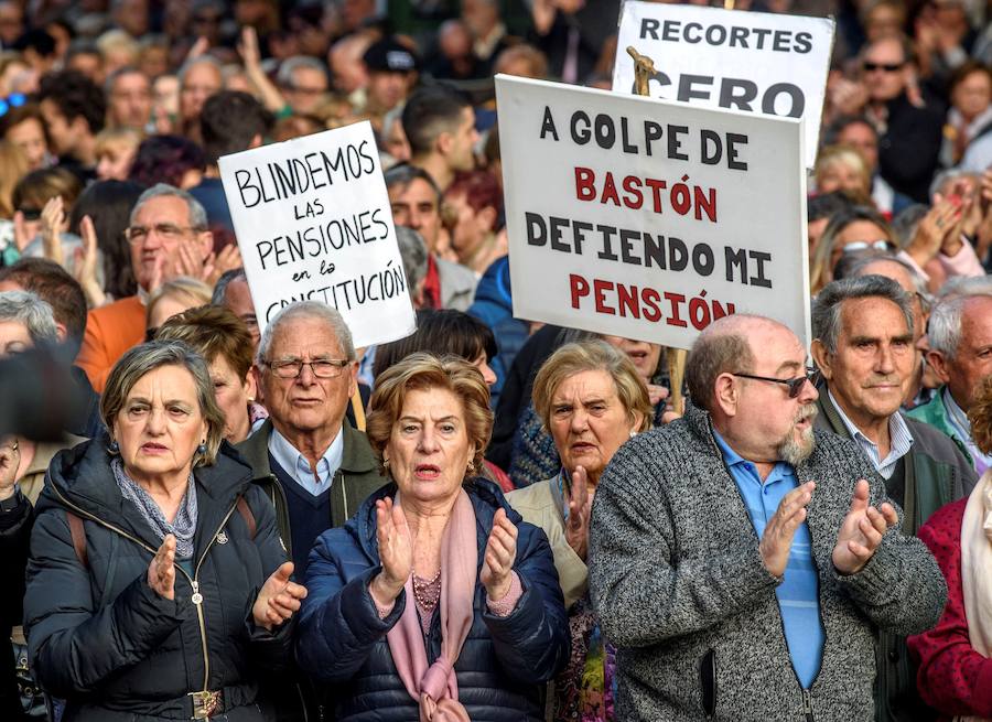 La marcha de protesta se produce pese al pacto PP-PNV para elevar las prestaciones este año y el próximo en base al IPC
