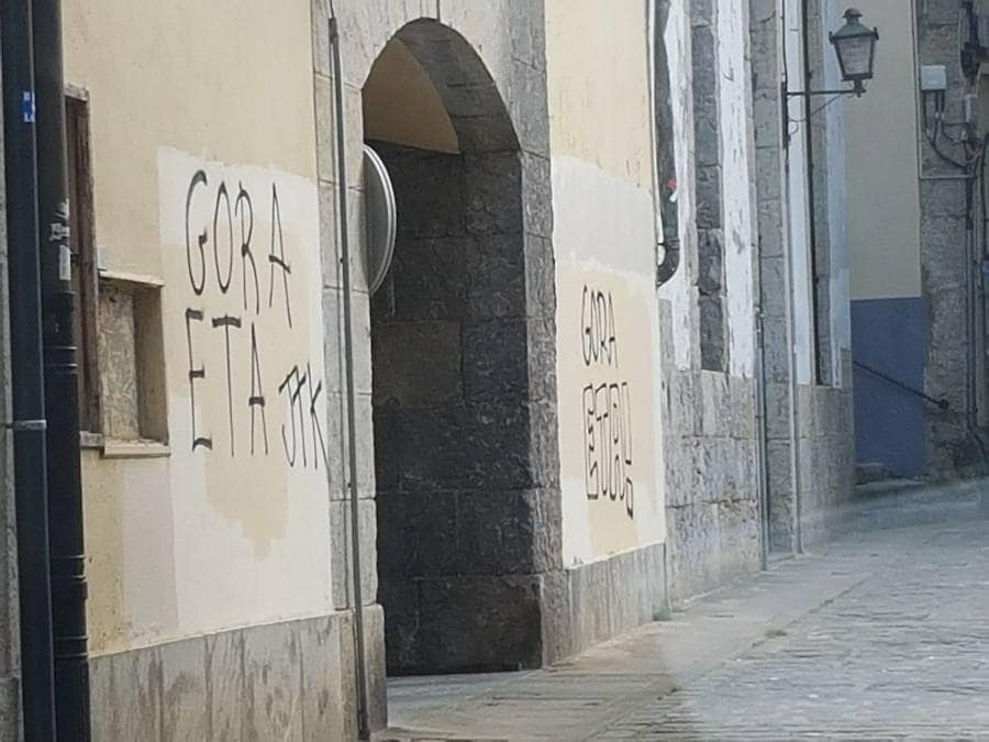 Numerosas paredes del casco viejo de la localidad costera han aparecido cubiertos con pintadas de 'Gora ETA'