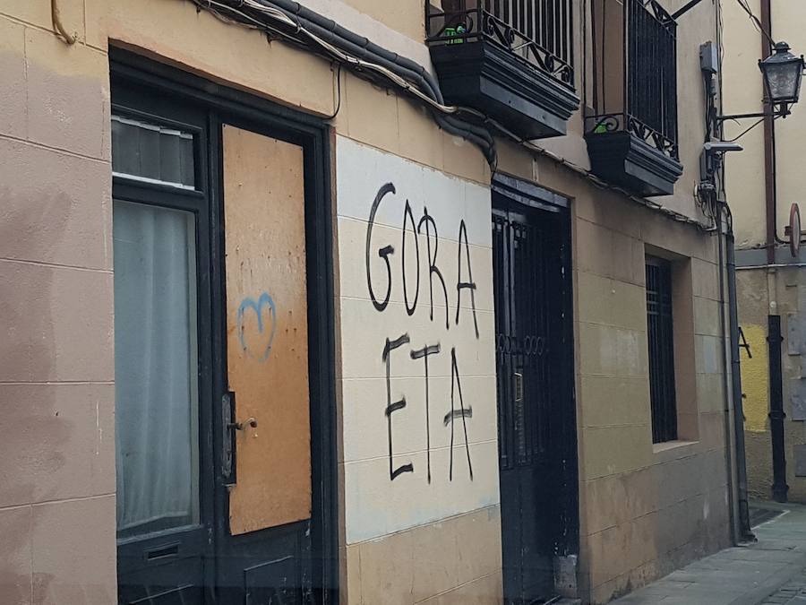 Numerosas paredes del casco viejo de la localidad costera han aparecido cubiertos con pintadas de 'Gora ETA'