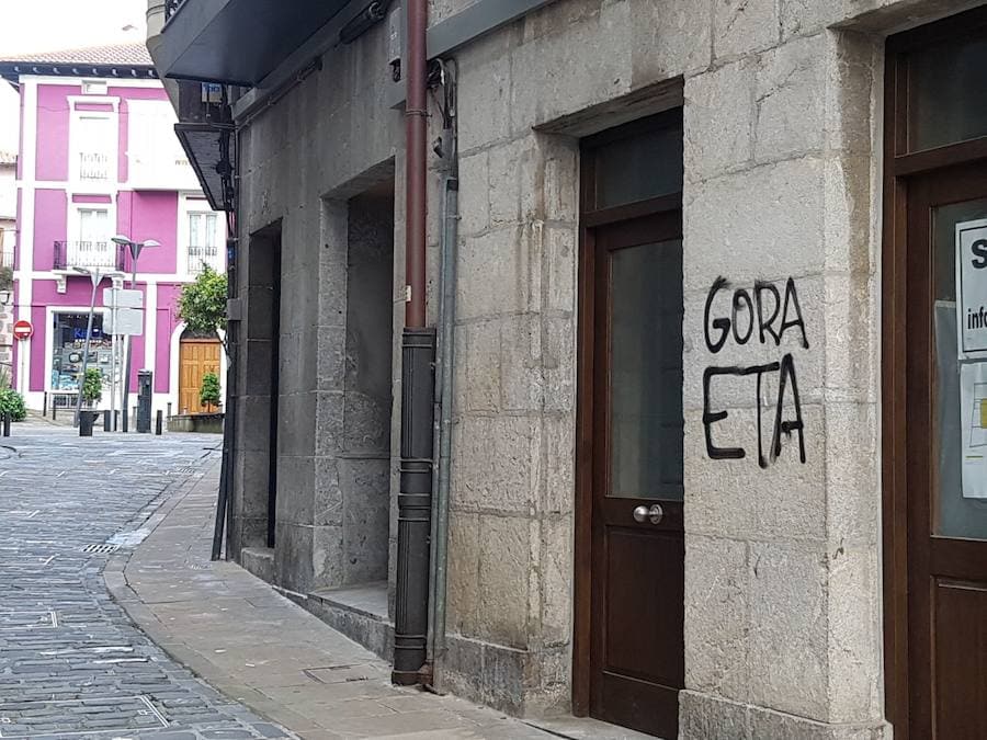 Numerosas paredes del casco viejo de la localidad costera han aparecido cubiertos con pintadas de 'Gora ETA'