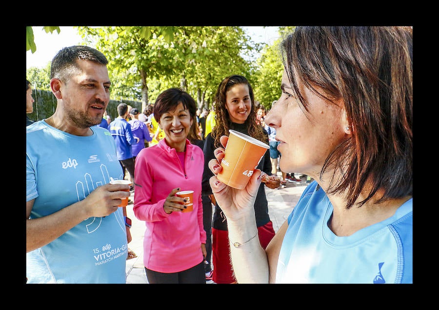 Más de un centenar de corredores comparten entrenamiento y desayuno en Vitoria en la víspera del gran día con el veterano Martín Fiz