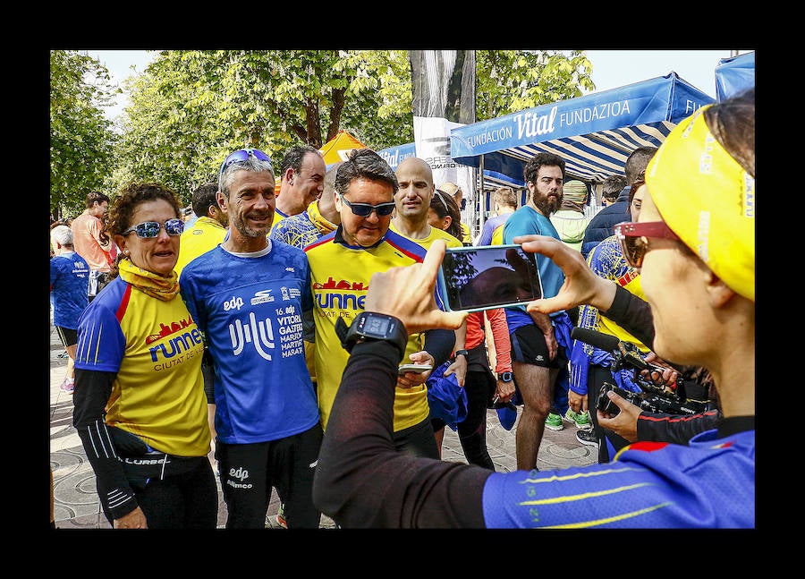 Más de un centenar de corredores comparten entrenamiento y desayuno en Vitoria en la víspera del gran día con el veterano Martín Fiz