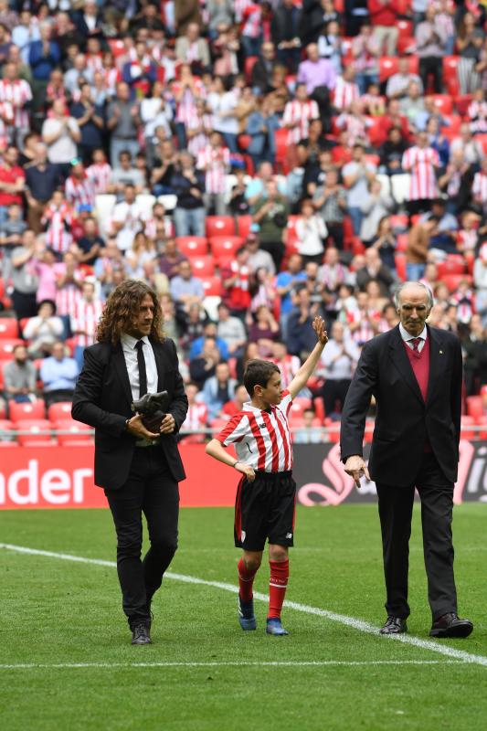 Fotos: Puyol recibe el One Club Man Award en San Mamés