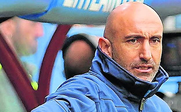 Abelardo dirige al equipo en el partido de Ipurua.