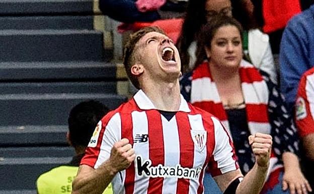 Muniain celebra con rabia su gol.