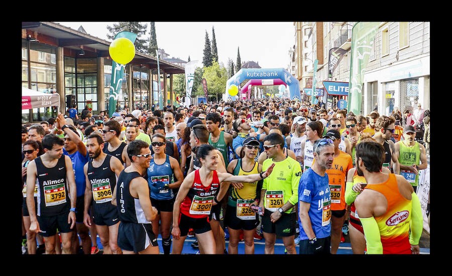 Más de 5.000 corredores y patinadores han inundado este domingo las calles de la capital alavesa