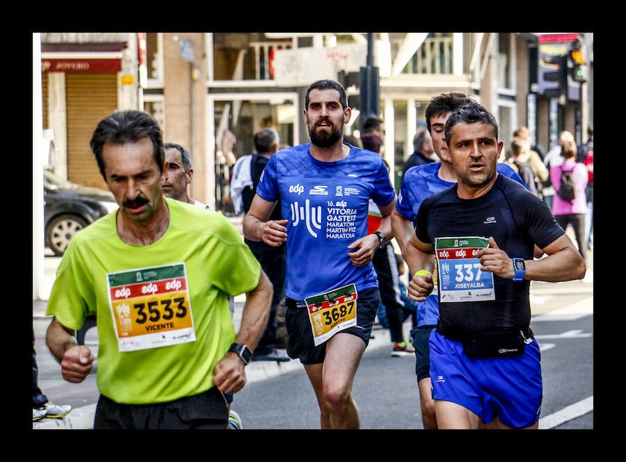 Más de 5.000 corredores y patinadores han inundado este domingo las calles de la capital alavesa