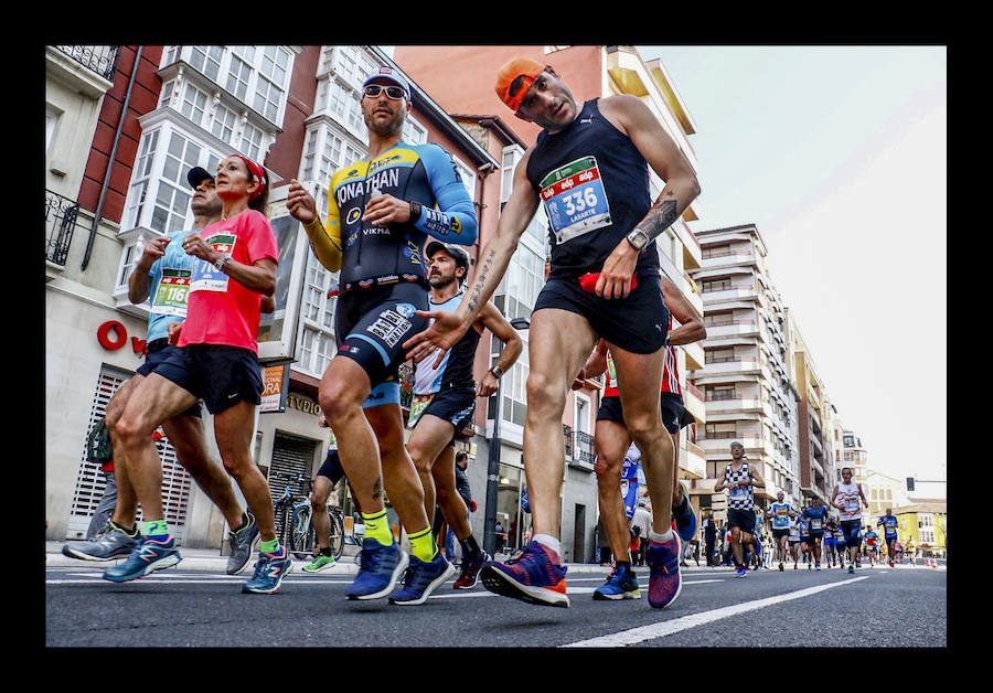 Más de 5.000 corredores y patinadores han inundado este domingo las calles de la capital alavesa