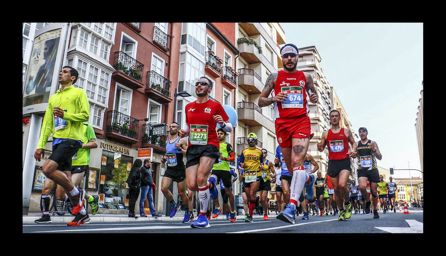 Más de 5.000 corredores y patinadores han inundado este domingo las calles de la capital alavesa