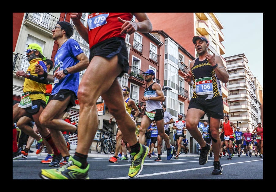 Más de 5.000 corredores y patinadores han inundado este domingo las calles de la capital alavesa