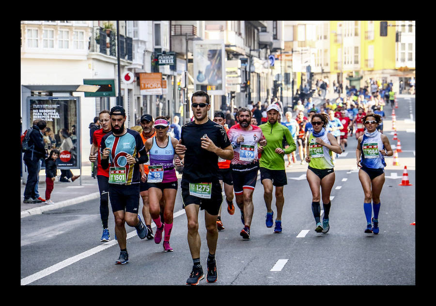 Más de 5.000 corredores y patinadores han inundado este domingo las calles de la capital alavesa