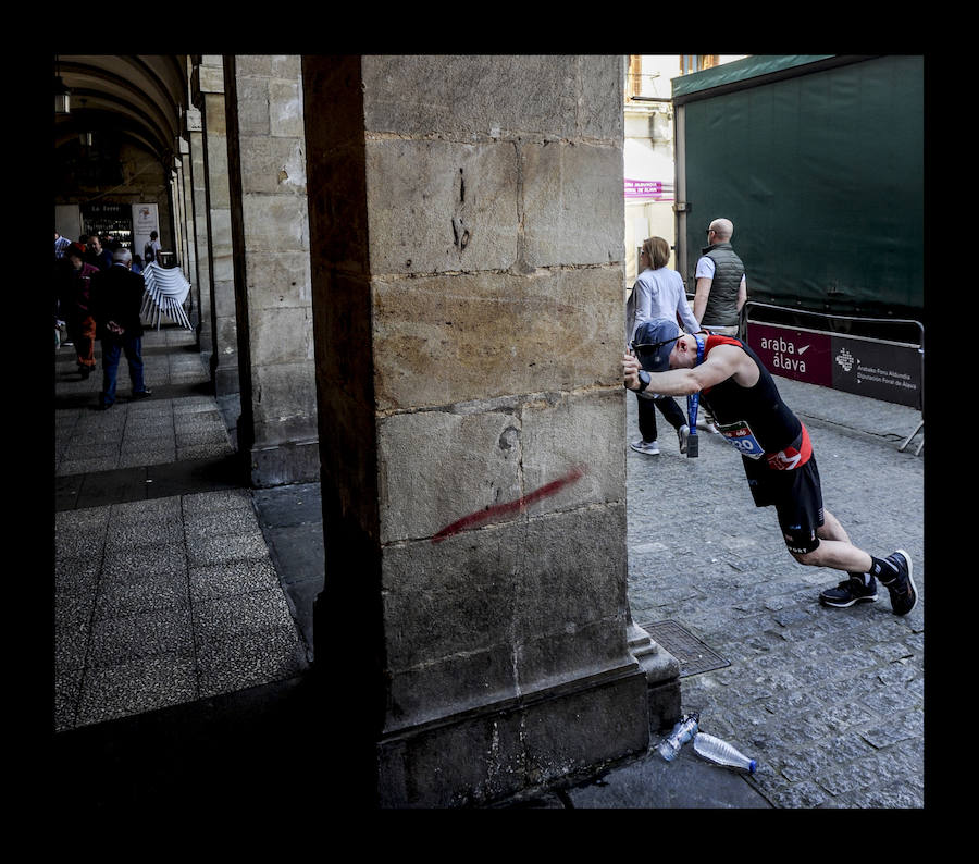 Más de 5.000 corredores y patinadores han inundado este domingo las calles de la capital alavesa