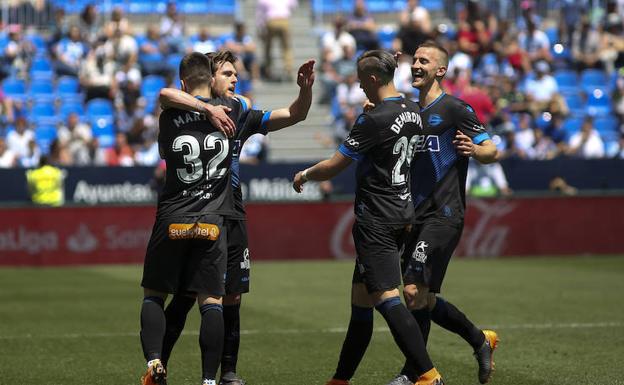 Martín, Demirovic y Ely acuden a felicitar a Ibai tras su golazo.